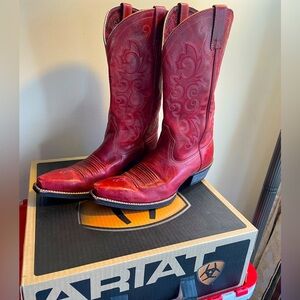 Red Ariat women’s cowboy boots, size 8.